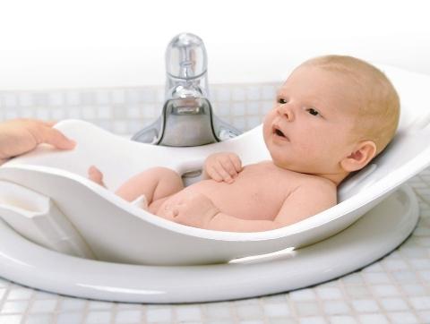 What should parents know when preparing the first bathing of the baby?