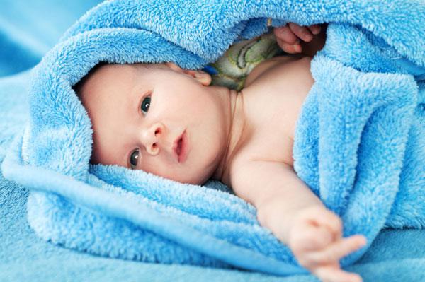 how to properly bathe a newborn baby 