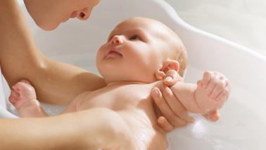 how to bathe a newborn baby girl