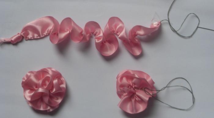 How a flower is produced from satin ribbon